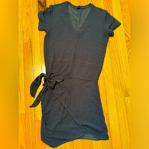 🩶MONROW comfy and flattering jersey dress with cinched waist!🩶 never worn! - Picture 1 of 4